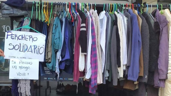 Perchero Solidario: una iniciativa para sobrellevar el invierno — Qué tiene la tarde — Más Temprano Que Tarde | El Espectador 810