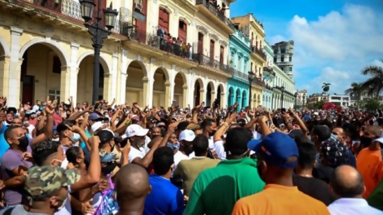 Coalición multicolor se pronuncia sobre Cuba — Qué tiene la tarde — Más Temprano Que Tarde | El Espectador 810