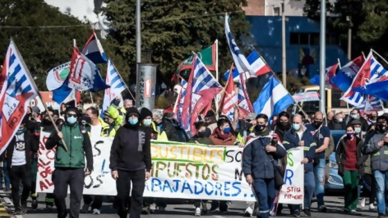 La Mesa Sindical Coordinadora de Entes instaló una carpa en los alrededores del Palacio Legislativo, en el marco de la medida prevista para el jueves 22 — Qué tiene la tarde — Más Temprano Que Tarde | El Espectador 810