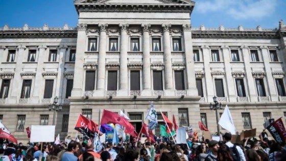 Funcionarios públicos marcharon hacia el Palacio Legislativo y fueron recibidos por los presidentes de ambas cámaras legislativas — Qué tiene la tarde — Más Temprano Que Tarde | El Espectador 810