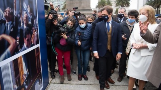 Viva la democracia. Una muestra fotográfica a cielo abierto en reconocimiento a los 36 años de estabilidad institucional en Uruguay — Qué tiene la tarde — Más Temprano Que Tarde | El Espectador 810