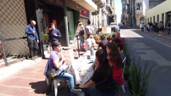 El Colectivo Ciudad Abierta presentó el Park(ing) Day Montevideo. Un evento global para repensar el uso de los espacios — Qué tiene la tarde — Más Temprano Que Tarde | El Espectador 810