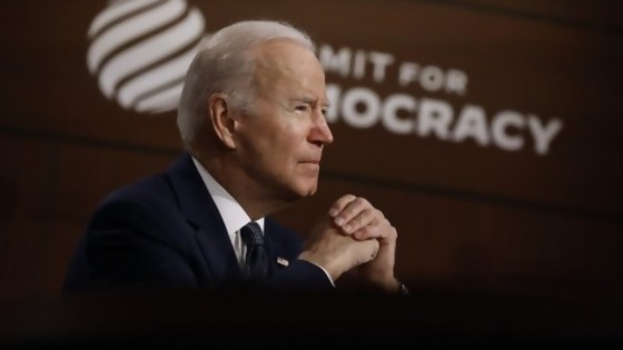 Cumbre democrática de Biden, por zoon y un latinx que se autopercibe presidente/ Darwin lee nota a Ludovica que es un gran desperdicio sin desperdicios — Columna de Darwin — No Toquen Nada | El Espectador 810