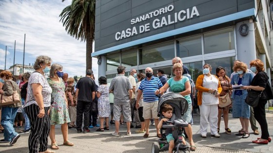 Funcionarios, médicos y socios de Casa de Galicia se reunieron para formar una cadena humana alrededor del Sanatorio de la mutualista — Qué tiene la tarde — Más Temprano Que Tarde | El Espectador 810