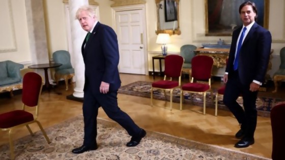 Lacalle Alan Pou y el Gordo Boris Johnson, dos potencias del rugby humorístico involuntario en una reunión no apta para odontólogos — Columna de Darwin — No Toquen Nada | El Espectador 810