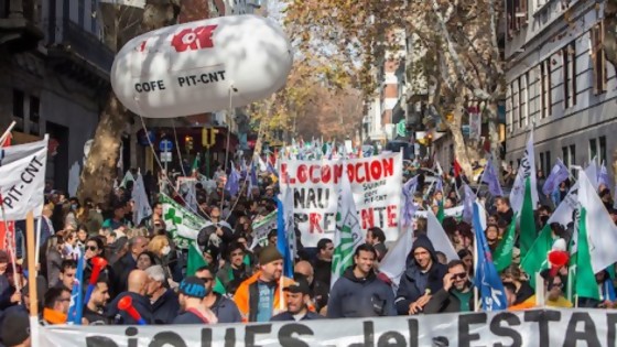 Reclamos por recuperación salarial: Trabajadores públicos se manifestaron en las puertas del ministerio de Economía — Qué tiene la tarde — Más Temprano Que Tarde | El Espectador 810