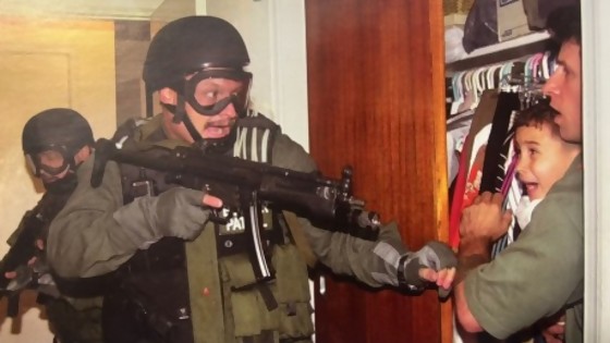 El “balserito” Elián González, una crisis diplomática definida totalmente por una foto — Leo Barizzoni — No Toquen Nada | El Espectador 810