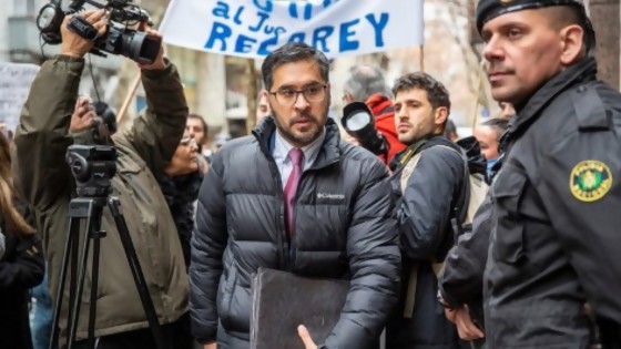 Un día, el SuperJuez Recarey y el Dr. Dentone, el abogado de los niños ratones (de laboratorio), tomaron “el centro del ring” — Columna de Darwin — No Toquen Nada | El Espectador 810