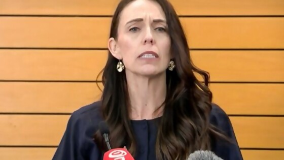  Renuncia Jacinda bajo consigna “uno es un ser humano”/ Se politizó del verano, a mí no me la contó nadie — Columna de Darwin — No Toquen Nada | El Espectador 810