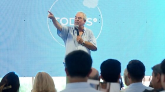 Reunión de “Todos Hacia Adelante” respaldó al gobierno (que son ellos mismos) /Apareció Fernando Espuelas, gurú de internet con dial-up — Columna de Darwin — No Toquen Nada | El Espectador 810