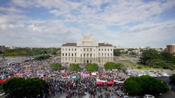 Manifestación exitosa contra metáfora del presidente/ El oficinista: el hijo de la Burguesía y Herman Miller/ Parricidio, aljibe escolar y boliche — Columna de Darwin — No Toquen Nada | El Espectador 810