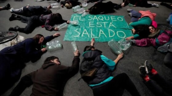 Manifestación a favor del agua/ Como 10 noticias en 1min — Columna de Darwin — No Toquen Nada | El Espectador 810