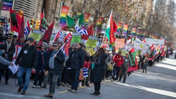 Con presencia de delegaciones del interior del país la ONAJPU se manifestó frente a Torre Ejecutiva — Qué tiene la tarde — Más Temprano Que Tarde | El Espectador 810