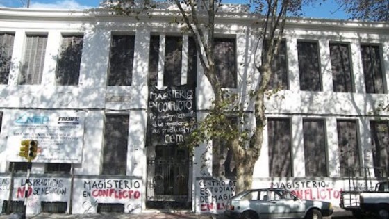 Estudiantes de Magisterio ocupan locales y denuncian que 200 estudiantes no pudieron inscribirse por falta de cupos — Qué tiene la tarde — Más Temprano Que Tarde | El Espectador 810