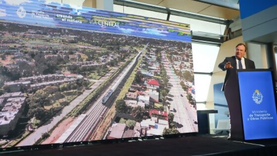 Falero chocó el tren de la comunicación en el acto del Ferrocarril Central — Darwin concentrado — No Toquen Nada | El Espectador 810