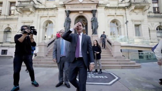 Lacalle y los (pocos) enajenados en Facultad de Medicina — Darwin concentrado — No Toquen Nada | El Espectador 810