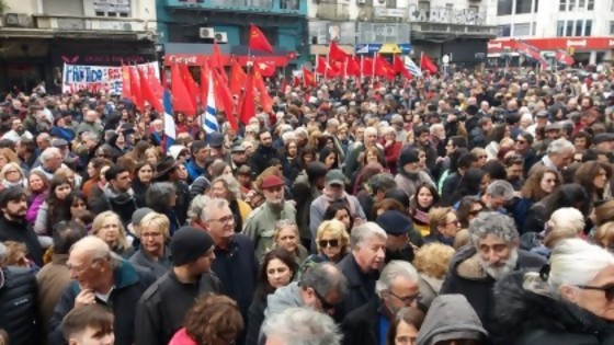 Miles de personas se reúnen en la Universidad de la República para homenajear a Eduardo Bleier — Qué tiene la tarde — Más Temprano Que Tarde | El Espectador 810