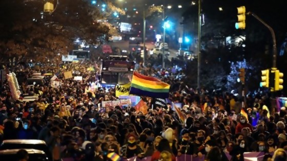 Darwin pide que levante la mano el “viejo bandido que se fue al desfile gay” — Columna de Darwin — No Toquen Nada | El Espectador 810