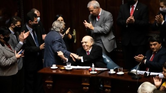 Aplausos para Sanguinetti y Mujica, dos ganadores de la vida — Columna de Darwin — No Toquen Nada | El Espectador 810