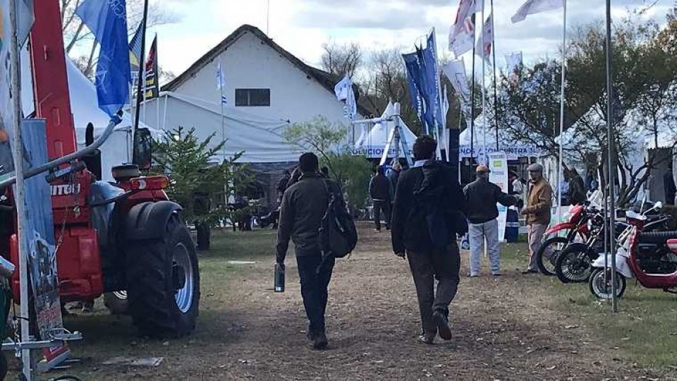 Hasta el sábado se desarrolla la 9ª Feria de Prolesa, con importantes descuentos para el productor —  Lechería — Dinámica Rural | El Espectador 810