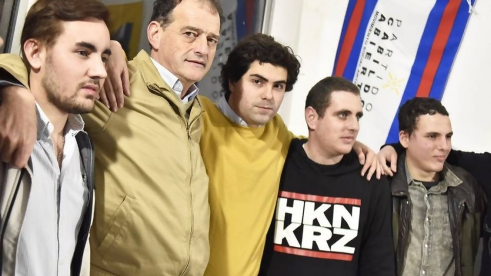 El simpatizante neonazi en la foto con Manini Ríos tiene ascendencia judía —  Audios — No Toquen Nada | El Espectador 810