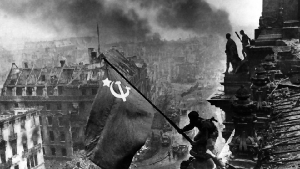 Bandera soviética en Berlín: una foto armada para la ocasión inspirada en Iwo Jima —  Leo Barizzoni — No Toquen Nada | El Espectador 810