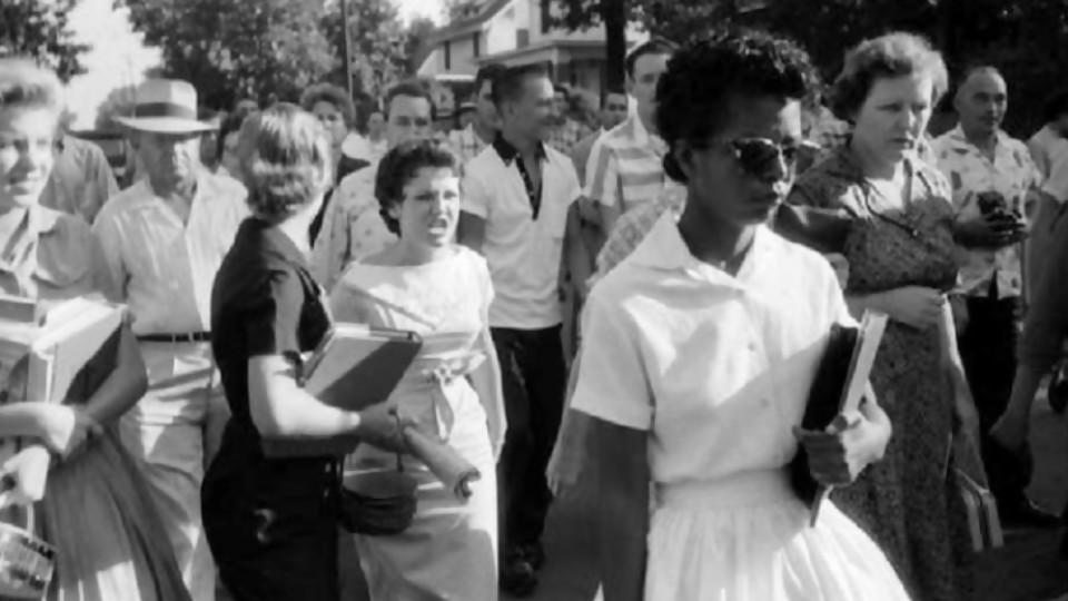 “Los nueve de Little Rock“: la foto que muestra los insultos a los estudiantes negros —  Leo Barizzoni — No Toquen Nada | El Espectador 810