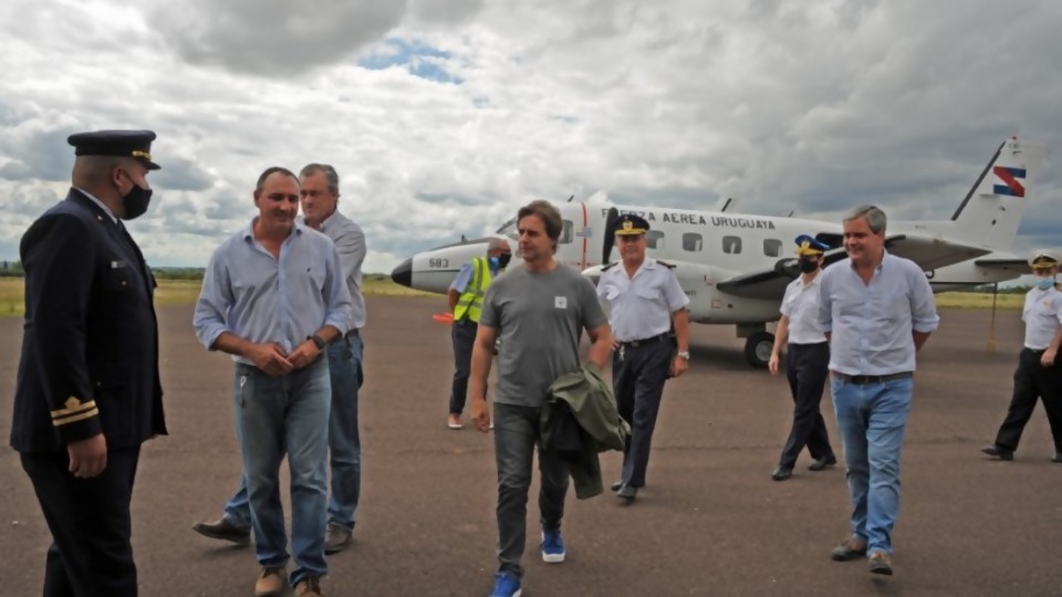 Voluntarismo aéreo interdepartamental: los seis aeropuertos en el interior del gobierno poprural/ Alberte, último derrotado épico triunfal que incubaron las PASO, las elecciones blue de la democraciaargentina, un invento macabro —  Columna de Darwin — No Toquen Nada | El Espectador 810