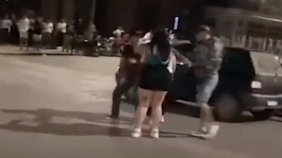 Análi de pelea paritaria viral en la plaza de Castillos y elogio a sus protagonistas/ Misterios de la AUF/ Morales, el candidato antisistema del BPS —  Columna de Darwin — No Toquen Nada | El Espectador 810