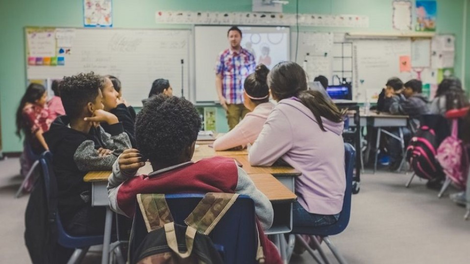 Protocolo para inicio de clases: las instituciones privadas reclaman que se contemplen los aspectos pedagógicos, además de los sanitarios. —  Qué tiene la tarde — Más Temprano Que Tarde | El Espectador 810