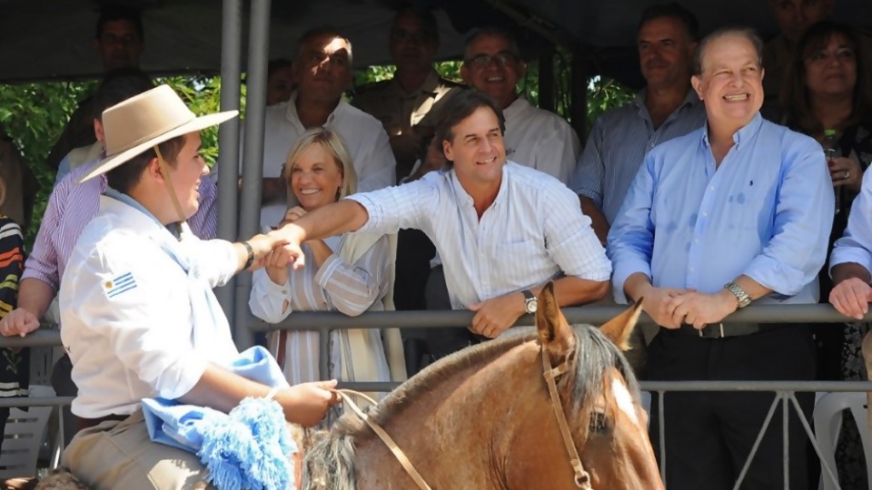 “Súbete a mi jopo”, el presidente siente el derecho y obligación de salir en TV/ Vergüenza equina: LucaSugus desfila con su madre a caballo —  Columna de Darwin — No Toquen Nada | El Espectador 810