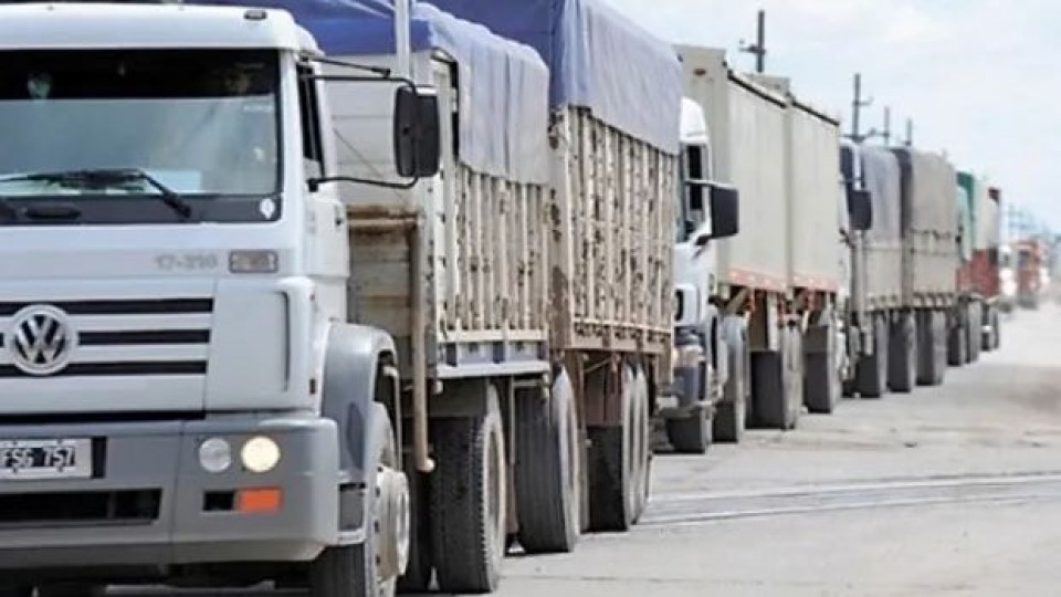 Transportistas en Argentina se movilizan por falta de combustibles —  Logística — Dinámica Rural | El Espectador 810