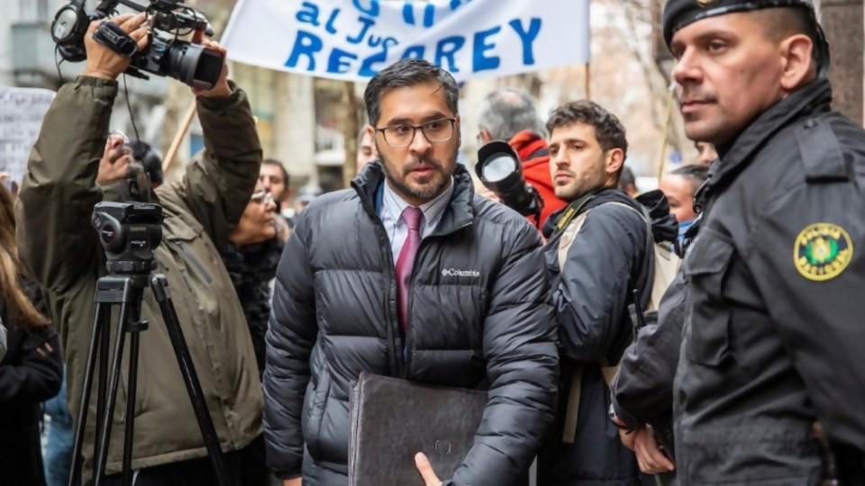 Un día, el SuperJuez Recarey y el Dr. Dentone, el abogado de los niños ratones (de laboratorio), tomaron “el centro del ring” —  Columna de Darwin — No Toquen Nada | El Espectador 810