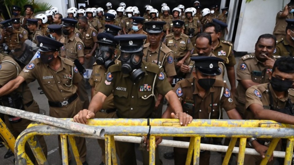 Sri Lanka se prendió fuego y en Japón mataron a Shinzo Abe, lunes asiático/ Un género periodístico repudiable: notas de padres/ Adelanto de “martes judiciales”, la sección menos esperada de la radio —  Columna de Darwin — No Toquen Nada | El Espectador 810