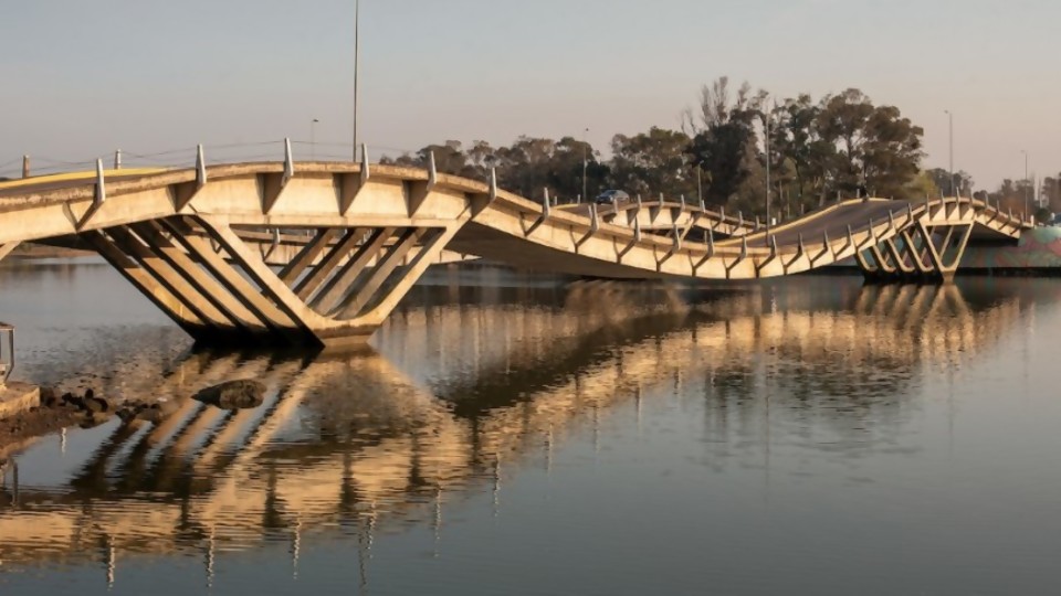 Parte médico del Puente de La Barra: es un enfermo grave. No hagan olas, no se suban. ¿Tirarlo o dejarlo caer? Acá esa duda se responde sola —  Columna de Darwin — No Toquen Nada | El Espectador 810