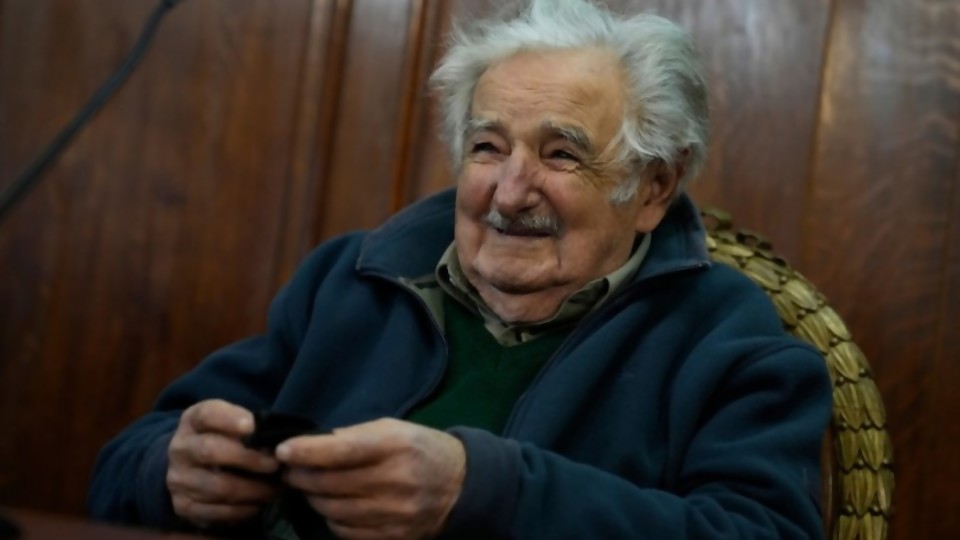 Mujica se sacó de contexto, tiene ese don/ Fiesta del hincha de Peñarol/ Llenar o no llenar el álbum —  Columna de Darwin — No Toquen Nada | El Espectador 810