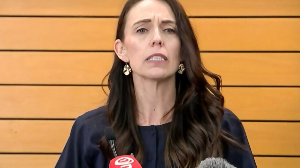  Renuncia Jacinda bajo consigna “uno es un ser humano”/ Se politizó del verano, a mí no me la contó nadie —  Columna de Darwin — No Toquen Nada | El Espectador 810