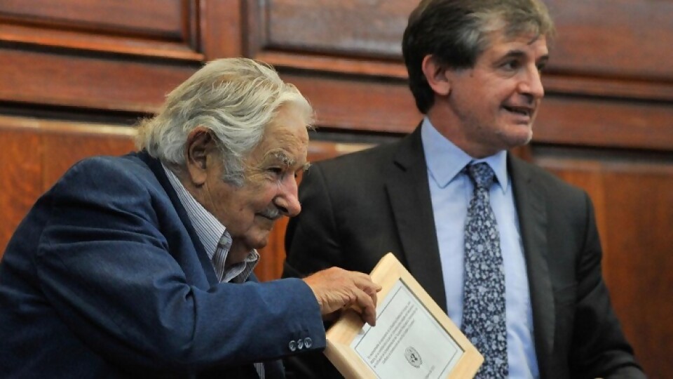 El ex presidente José Mujica fue homenajeado por la ONU por su apoyo al proceso de paz en Colombia —  Qué tiene la tarde — Más Temprano Que Tarde | El Espectador 810