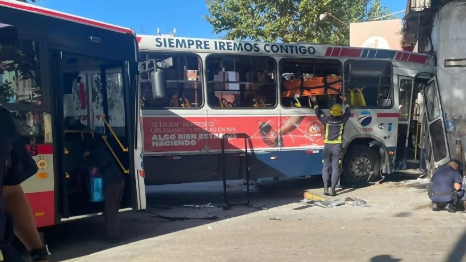 Choque entre dos ómnibus en La Unión dejó 27 heridos —  La portada — Paren Todo | El Espectador 810