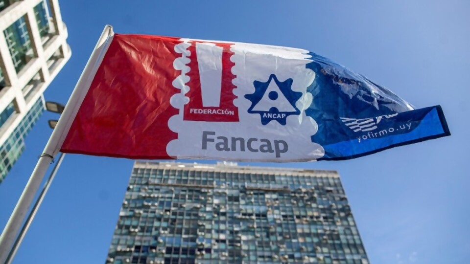 Movilización de FANCAP contra la privatización del área de portland: denuncian que no están garantizados los puestos de trabajo —  Qué tiene la tarde — Más Temprano Que Tarde | El Espectador 810