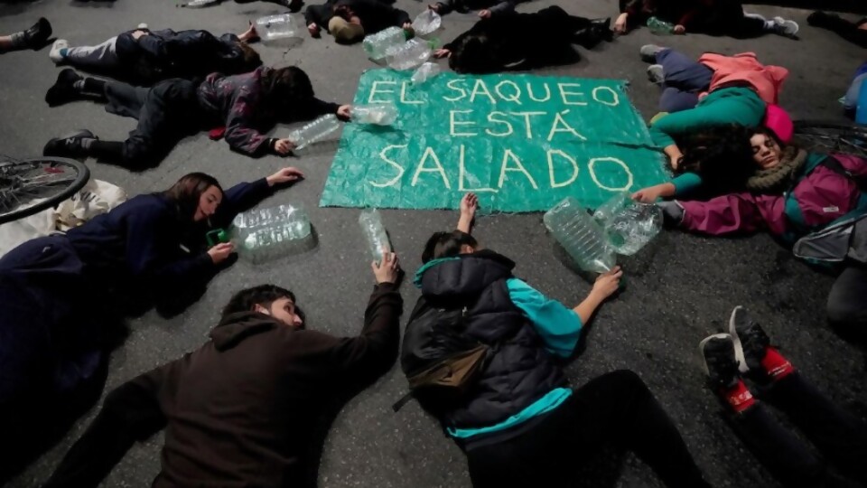 Manifestación a favor del agua/ Como 10 noticias en 1min —  Columna de Darwin — No Toquen Nada | El Espectador 810