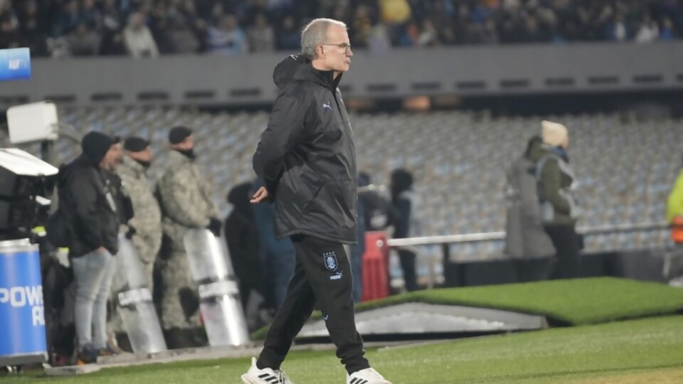 El debut de Bielsa en Uruguay; Intensidad, movilidad y goles —  Deportes — Primera Mañana | El Espectador 810