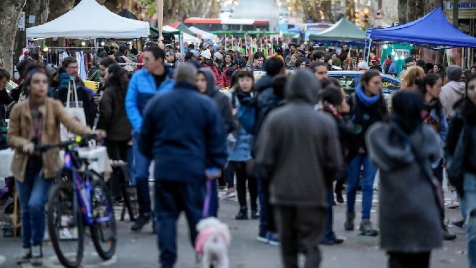 Latinobarómetro 2023: Menos del 50% de los latinoamericanos apoya la Democracia —  Cuestión política: Dr. Daniel Chasquetti — Más Temprano Que Tarde | El Espectador 810