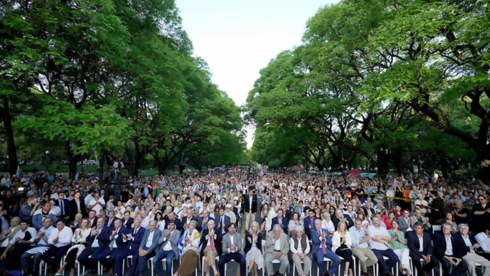 La noche de la nostalgia de la democracia y el CandeauBAILE en el Obelisco —  Columna de Darwin — No Toquen Nada | El Espectador 810