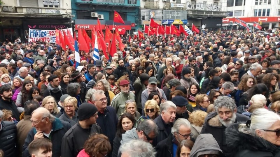 Miles de personas se reúnen en la Universidad de la República para homenajear a Eduardo Bleier —  Qué tiene la tarde — Más Temprano Que Tarde | El Espectador 810