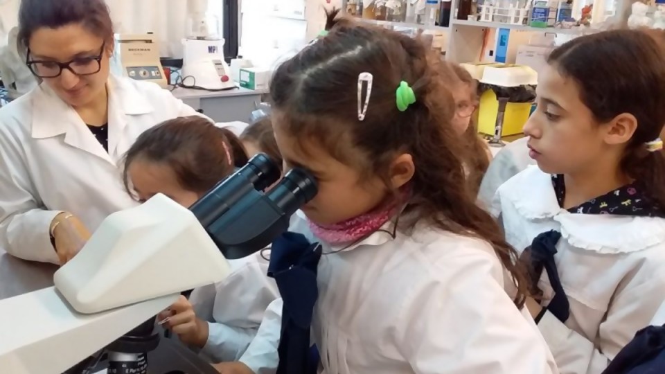 11 de febrero, Día de la mujer y la niña en la ciencia —  Qué tiene la tarde — Más Temprano Que Tarde | El Espectador 810