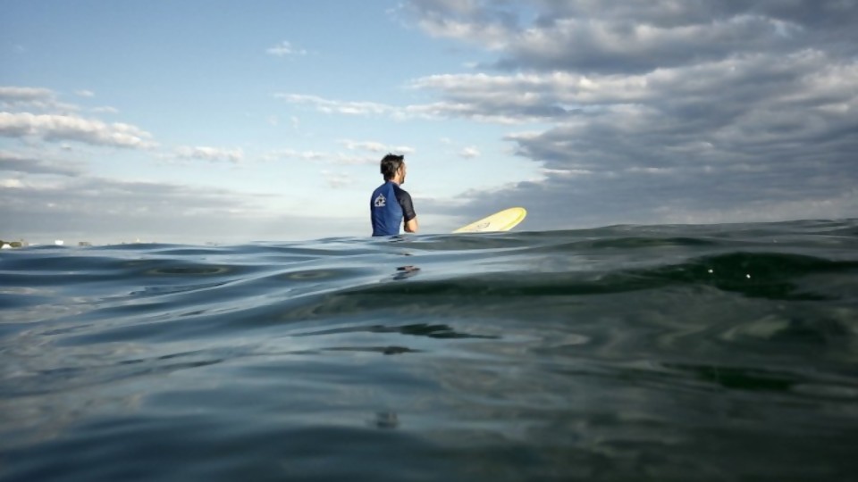 La persecución a los surfistas como deporte del momento —  Darwin - Columna Deportiva — No Toquen Nada | El Espectador 810