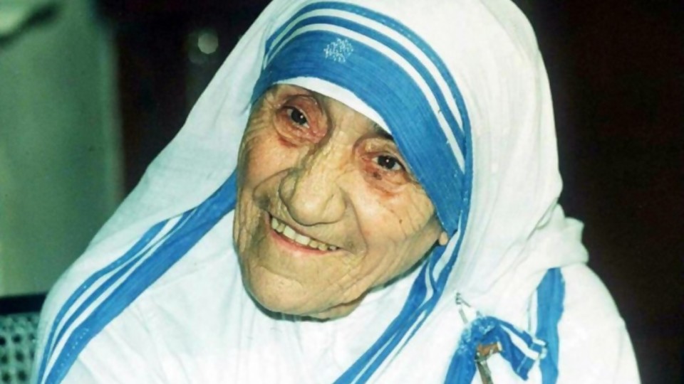 La historia de Teresa de Calcuta, la Santa que considera que “la paz comienza con una sonrisa” —  Musas, mujeres que hicieron historia — Abran Cancha | El Espectador 810