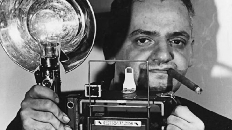 “Weegee… Yo no encontré nunca un nombre mejor ni un mejor fotógrafo”  —  Leo Barizzoni — No Toquen Nada | El Espectador 810